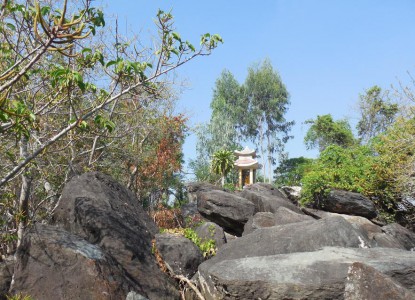 Gành đá Miếu Bà - di tích bên dòng Trường Giang