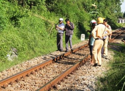 Phóng qua đường sắt, một phụ nữ bị kéo lê hàng chục mét và tử vong