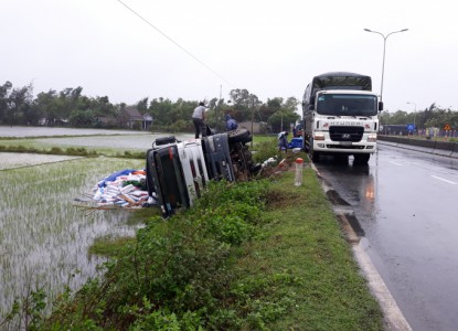 Quảng Nam: Mưa lớn, đường trơn trượt xe chở thức ăn gia xúc lật nghiêng dưới ruộng
