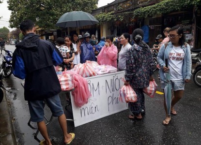 Ấm lòng phát cơm miễn phí, đưa sản phụ đi sinh trong bão lũ tại Quảng Nam