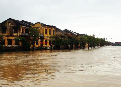 Mưa lớn gây ngập và chia cắt giao thông tại Hội An, Nông Sơn