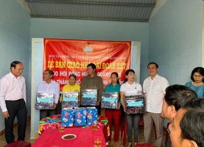 Hội đồng hương Quảng Nam trao tặng 5 nhà Đại đoàn kết cho người nghèo