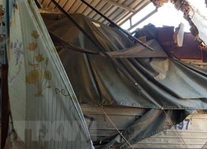 Quảng Nam: 3 người thoát chết sau vụ xe container mất lái tông sập nhà