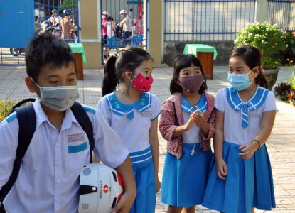 Học sinh Trường Tiểu học Trần Quốc Toản thực hiện tốt việc đeo khẩu trang khi đến trường.