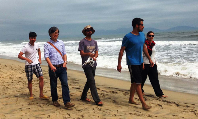 GS Tanaka (thứ hai từ trái qua) cùng các nhà khoa học quốc tế tại bờ biển Cửa Đại, Hội AnẢNH: MINH QUÂN