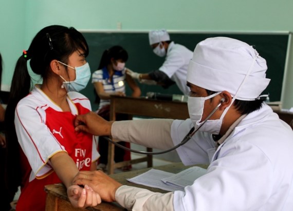Tiêm ngừa vắc xin ngừa bạch hầu cho học sinh miền núi Quảng Nam