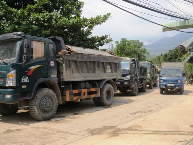 Đoàn xe bị chặn nằm dài trên đường ĐT 609 qua thôn Hà Thanh, xã Đại Đồng. Ảnh: TRIÊU NHAN