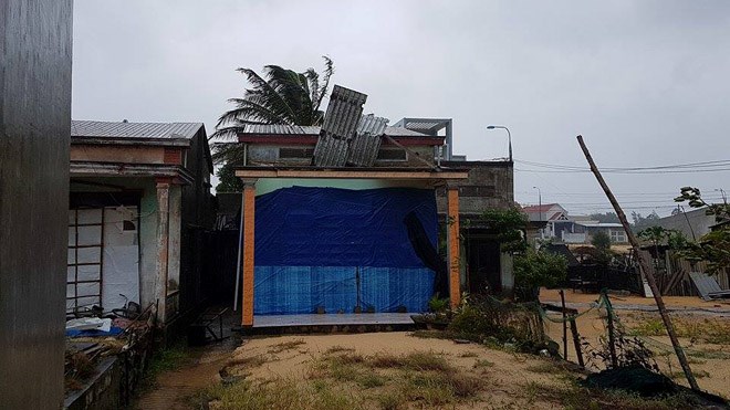 Cập nhật Quảng Nam: Đường ngập, nhiều nhà dân bị tốc mái