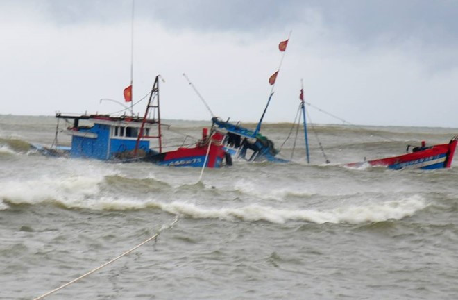 36 lao động cùng tàu câu mực bị sóng đánh chìm khiến 1 người chết