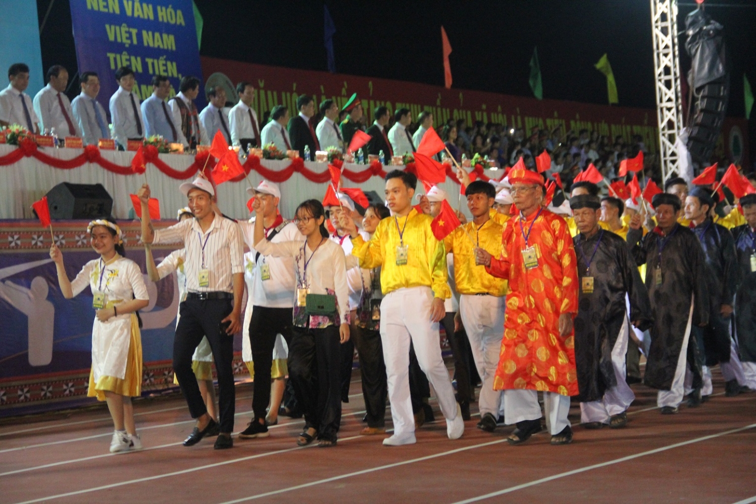 Đại diện các đội huyện miền núi Quảng Nam diễu hành.