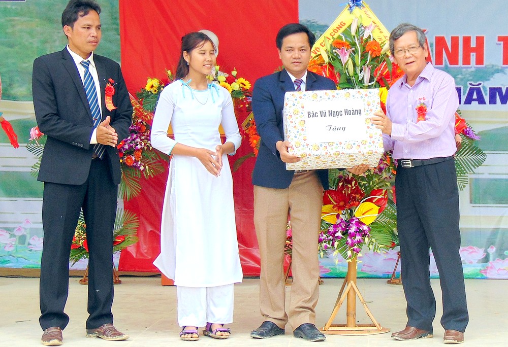 Đồng chí Vũ Ngọc Hoàng, đại diện gia đình đồng chí Võ Chí Công tặng quà cho tập thể Trường THPT Võ Chí Công