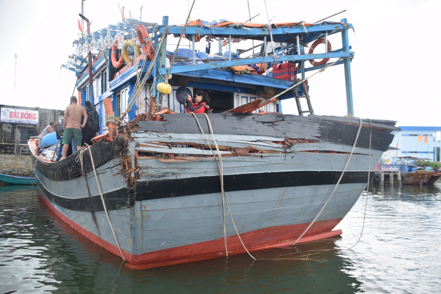 Tàu cá và 13 ngư dân Núi Thành bị đâm va ở Hoàng Sa đã cập bờ