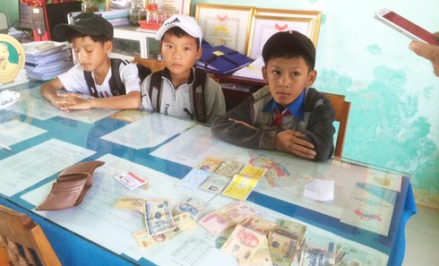 Học sinh ở Quảng Nam trả lại hơn 3 triệu đồng cho người đánh rơi