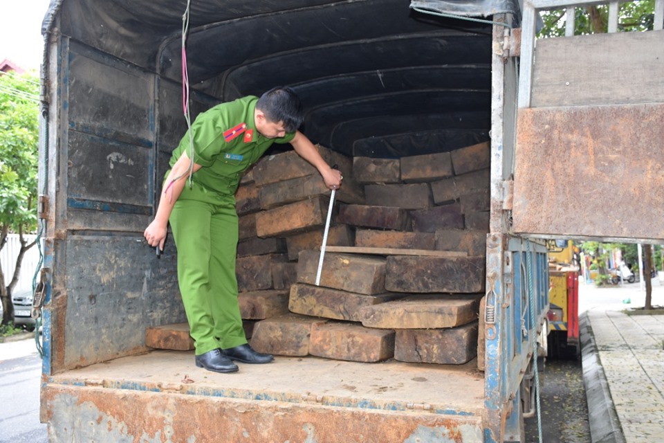 Quảng Nam: Phát hiện 2 xe ô tô chở 46 phách gỗ lậu