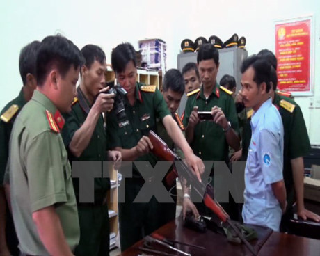 Quảng Nam: Phát hiện một xe khách chở đầy súng ống, lựu đạn