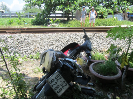 Bị tàu hỏa kéo lê 10 mét khi qua đường sắt, một phụ nữ chết thảm
