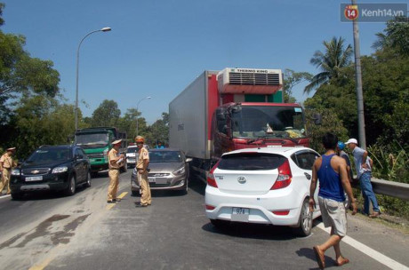 Tai nạn liên hoàn giữa 2 ôtô con và 1 xe tải, nhiều người la hét hoảng loạn