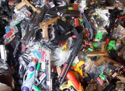 Bắt giữ xe container chở hơn 500 thùng đồ chơi bạo lực các loại