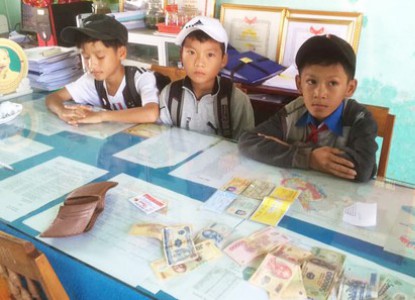 Học sinh ở Quảng Nam trả lại hơn 3 triệu đồng cho người đánh rơi