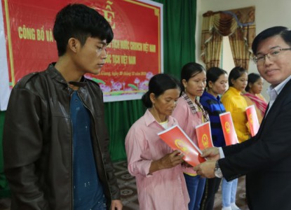 Trao quốc tịch Việt Nam cho 20 người Lào