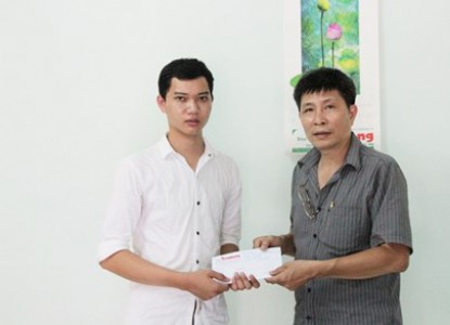 Dai dien bao Tien Phong trao tien ban doc giup do cho em Nguyen Van Sy ben trai LRCT jpg
