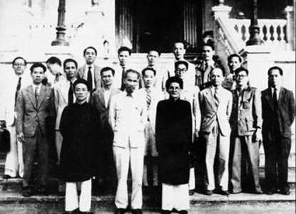 Bác Hồ, cụ Huỳnh Thúc Kháng trong Chính phủ đầu tiên nước Việt Nam dân chủ cộng hòa.