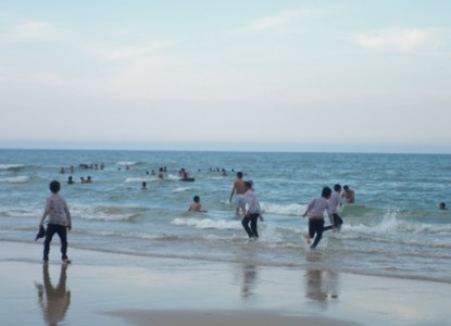 Quảng Nam: Đi tắm biển, một học sinh bị sóng cuốn tử vong