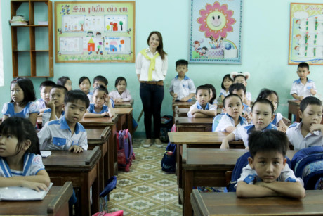 Mỹ Tâm mặc giản dị, làm cô giáo 'bất đắc dĩ' ở Quảng Nam