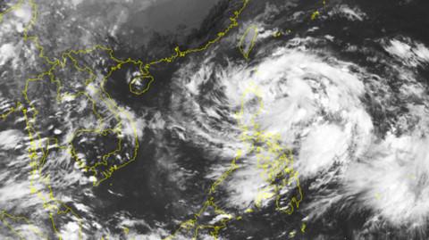 Đã có 77 người chết do mưa lũ, sạt lở đất, trong khi đó áp thấp nhiệt đới đang hướng vào biển Đông được dự báo sẽ mạnh lên thành bão cấp 9, giật cấp 11