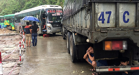 Quảng Nam: Xe khách va chạm ôtô tải, đèo Lò Xo tê liệt 5 giờ liền