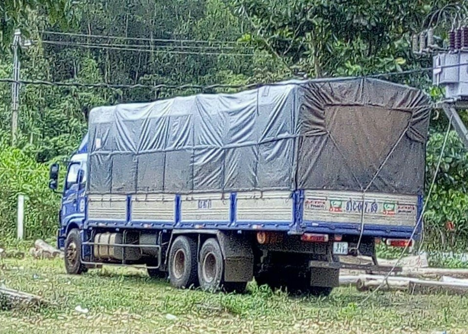 Bắt giữ xe tải vận chuyển hơn 800 khúc gỗ trắc trái phép ở Quảng Nam