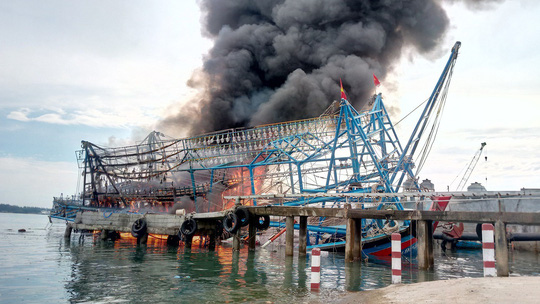 11 ngư dân suýt chết vì tàu cháy giữa bên