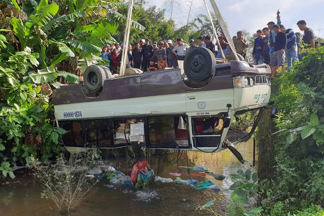 Quảng Nam: Xe khách lao thẳng xuống sông, 5 người thoát chết