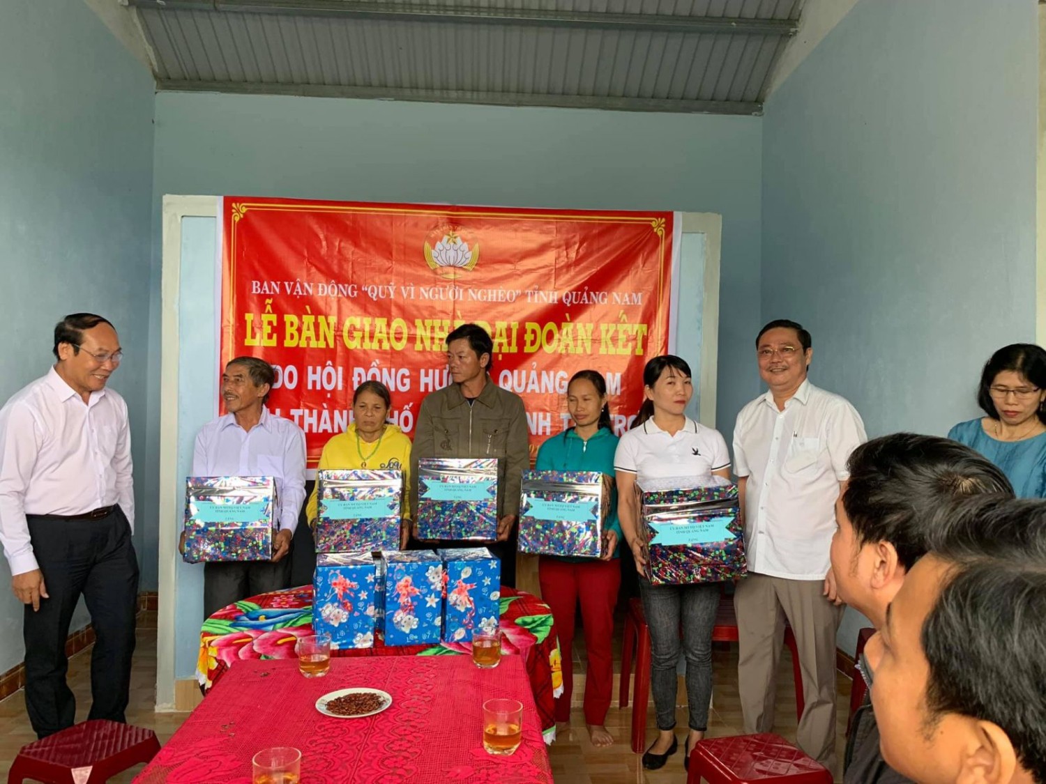 Hội đồng hương Quảng Nam trao tặng 5 nhà Đại đoàn kết cho người nghèo