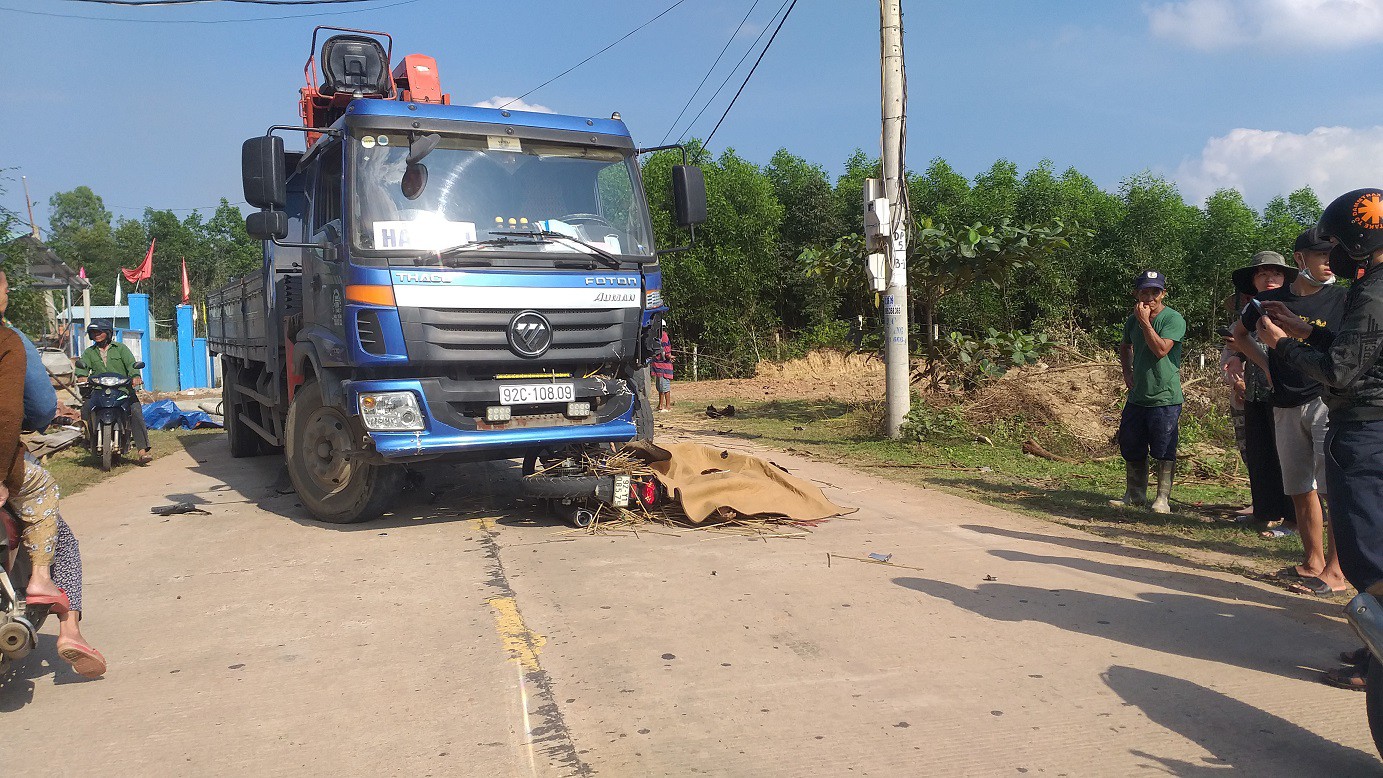 Quảng Nam: Va chạm với xe tải, nam thanh niên đi xe máy tử vong