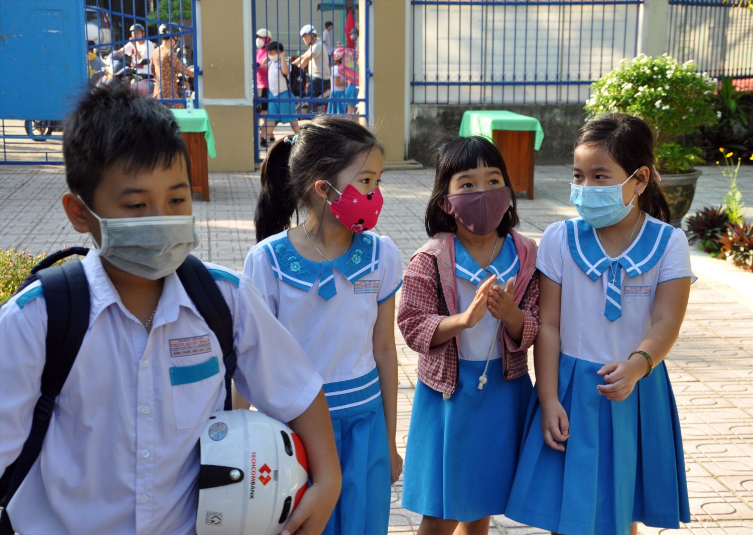 Học sinh Trường Tiểu học Trần Quốc Toản thực hiện tốt việc đeo khẩu trang khi đến trường.