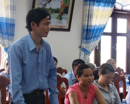 Các lãnh đạo xã, huyện Nông Sơn báo cáo về thực hiện Nghị quyết số 119, về chính sách thoát nghèo.