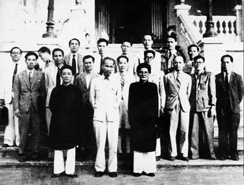 Bác Hồ, cụ Huỳnh Thúc Kháng trong Chính phủ đầu tiên nước Việt Nam dân chủ cộng hòa.