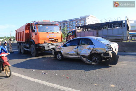 Thêm một vụ tai nạn giao thông kinh hoàng tại Quảng Nam, ô tô 4 chỗ bị dập nát