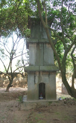 Tháp và linh vị của Thiền sư Hương Hải ở chùa Nguyệt Đường (thị trấn Phố Hiến, Hưng Yên).